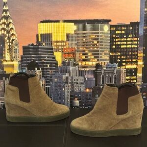 Womens aquatalia wedge bootie size 6